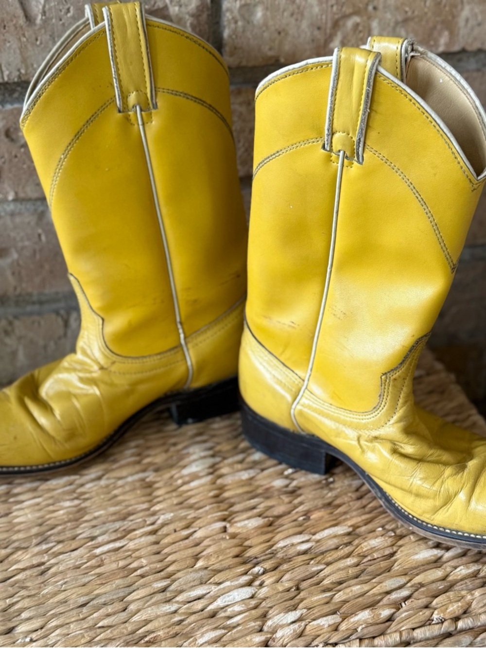 Laredo yellow Leather Cowboy Boots. Tan interior - Picture 2 of 8